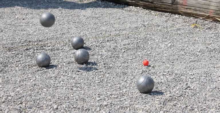 Se mettre à la pétanque